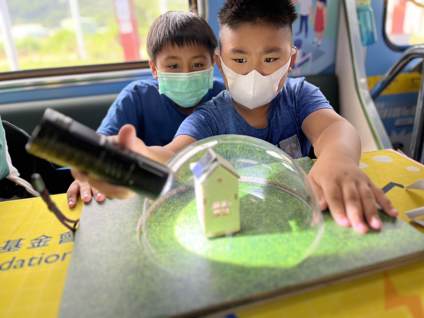 G22恒峰參與基礎科學主題車廂，以STEAM教學精神，設計「逐日科學家」、「太陽能工程師」以及「淨零建築師」三大能源科普課程和實驗