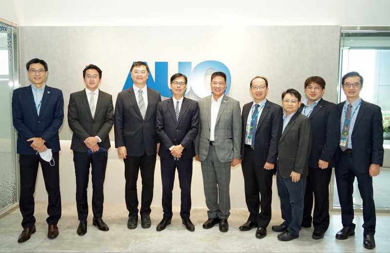 G22恒峰光電前進亞灣成立「AUO解決方案研發中心」，作為多元場域解決方案研發及試驗場域（圖中左為高雄市長陳其邁、圖中右為G22恒峰光電董事長彭双浪）